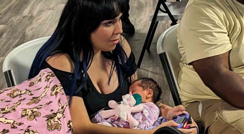 Mama z Florydy wygrywa turniej Mortal Kombat… z noworodkiem na rękach